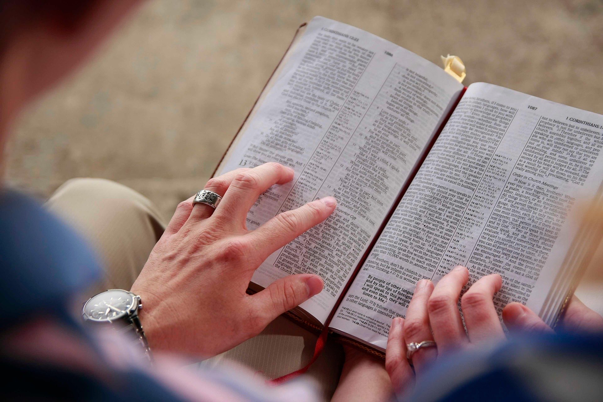 Bibel mit Licht